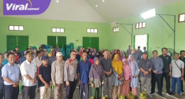 Gas Murah Cuma Rp18.500! Pemkot Prabumulih Gelar Operasi Pasar di Desa Sinar Rambang. Foto : viralsumsel.com /man