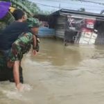 Potret Anggota TNI Evakuasi Warga Terdampak Banjir di Desa Peninggalan Muba: Waspada Air Sungai Terus Naik. Foto : viralsumsel.com /ril
