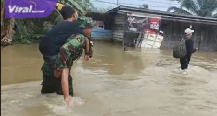 Potret Anggota TNI Evakuasi Warga Terdampak Banjir di Desa Peninggalan Muba: Waspada Air Sungai Terus Naik. Foto : viralsumsel.com /ril