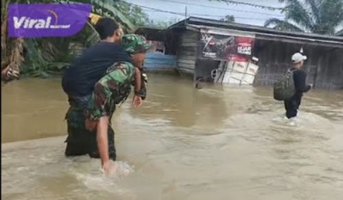 Potret Anggota TNI Evakuasi Warga Terdampak Banjir di Desa Peninggalan Muba: Waspada Air Sungai Terus Naik. Foto : viralsumsel.com /ril