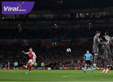Declan Rice gelandang Arsenal FC lakukan tendangan bebas ke gawang Real Madrid berbuah gol pertama. Foto : igarsenal