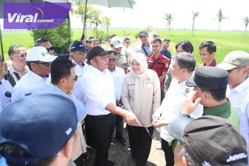 Gubernur Herman Deru Dampingi Reses Komisi IV DPR RI Tinjau Lokasi OPLA Desa Srimenanti Tanjung Lago Banyuasin. Foto : humas pemprov