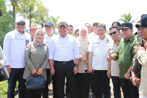 Gubernur Herman Deru Dampingi Reses Komisi IV DPR RI Tinjau Lokasi OPLA Desa Srimenanti Tanjung Lago Banyuasin. Foto : humas pemprov
