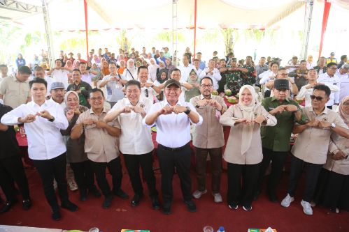 Gubernur Herman Deru Dampingi Reses Komisi IV DPR RI Tinjau Lokasi OPLA Desa Srimenanti Tanjung Lago Banyuasin. Foto : humas pemprov