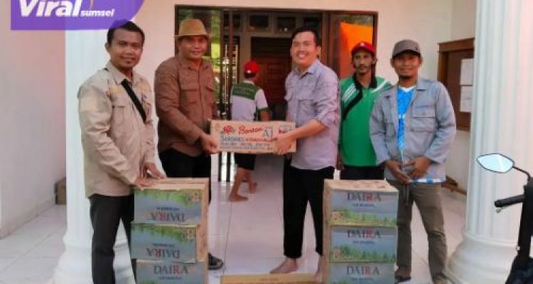 Pemdes Berlian Makmur Tunjukkan Aksi Nyata di Tengah Bencana, Bantu Korban Banjir di Desa Peninggalan Tungkal Jaya. Foto : viralsumsel.com