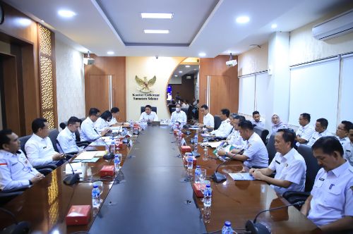 Gubernur Herman Deru Bersama Wagub Cik Ujang Simak Paparan Bupati OKI Terkait Usulan BKBK Kepada Pemprov Sumsel Tahun 2025. Foto : humas pemprov
