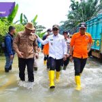 Terobos Banjir dan Macet 10 KM, Wabup Muba Datangi Warga di Tengah Derita Banjir di Desa Peninggalan. Foto : viralsumsel.com /dev