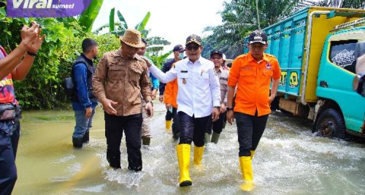 Terobos Banjir dan Macet 10 KM, Wabup Muba Datangi Warga di Tengah Derita Banjir di Desa Peninggalan. Foto : viralsumsel.com /dev