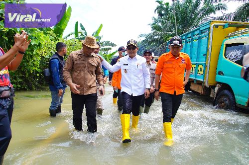 Terobos Banjir dan Macet 10 KM, Wabup Muba Datangi Warga di Tengah Derita Banjir di Desa Peninggalan. Foto : viralsumsel.com /dev