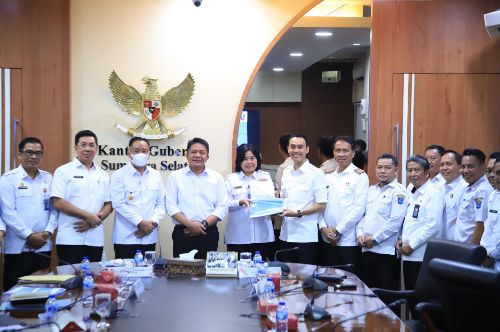 Gubernur Herman Deru Bersama Wagub Cik Ujang Simak Paparan Bupati OKI Terkait Usulan BKBK Kepada Pemprov Sumsel Tahun 2025. Foto : humas pemprov