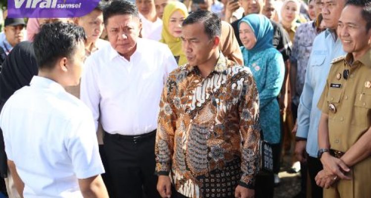 Gubernur Herman Deru Dampingi Menteri Kependudukan dan Pembangunan Keluarga/BKKBN RI Lakukan Pemberian MBG Untuk Ibu Hamil di Palembang. Foto : humas pemprov
