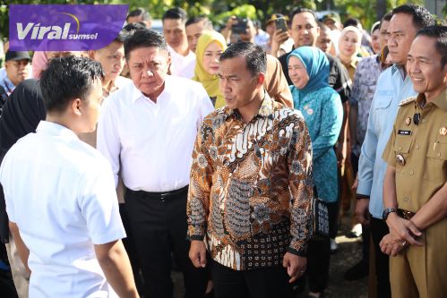 Gubernur Herman Deru Dampingi Menteri Kependudukan dan Pembangunan Keluarga/BKKBN RI Lakukan Pemberian MBG Untuk Ibu Hamil di Palembang. Foto : humas pemprov
