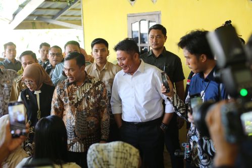 Gubernur Herman Deru Dampingi Menteri Kependudukan dan Pembangunan Keluarga/BKKBN RI Lakukan Pemberian MBG Untuk Ibu Hamil di Palembang. Foto : humas pemprov