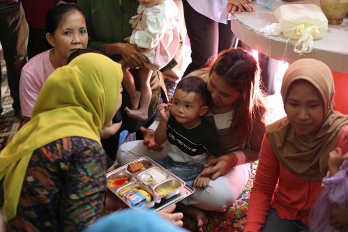 Gubernur Herman Deru Dampingi Menteri Kependudukan dan Pembangunan Keluarga/BKKBN RI Lakukan Pemberian MBG Untuk Ibu Hamil di Palembang. Foto : humas pemprov