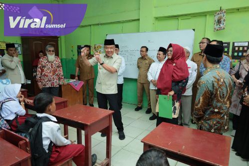 Wagub Sumsel Cik Ujang Dampingi Wamen Pendidikan Dasar dan Menengah Kunjungi SD Muhammadiyah Palembang. Foto : viralsumsel.com /win