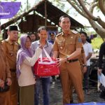 Bupati Muchendi Serahkan Santunan Korban Kebakaran Desa Celikah. Foto : viralsumsel.com /zep
