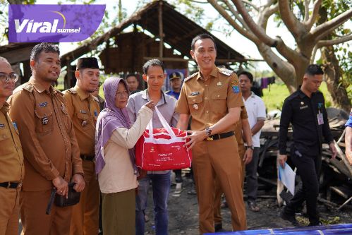 Bupati Muchendi Serahkan Santunan Korban Kebakaran Desa Celikah. Foto : viralsumsel.com /zep