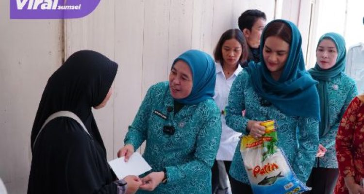 Dewi Sastrani Ketua TP PKK Palembang Bersama Dharmawanita Santuni Korban Kebakaran. Foto : viralsumsel.com /nto