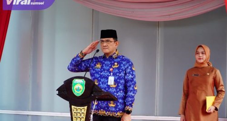 Pimpin Apel Gabungan, Sekda Provinsi Sumsel Edward Candra Tekankan Soal Disiplin PNS dan Semangat Emansipasi Wanita Jelang Peringatan Hari Kartini. Foto : viralsumsel.com /win
