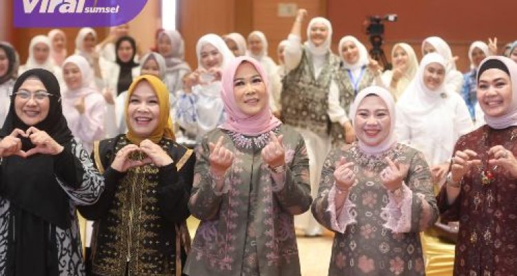 Ketua TP PKK Sumsel Feby Deru Bersama Lidyawati Cik Ujang Kompak Hadiri Seminar Parenting dan Talkshow IIPK BSB. Foto : viralsumsel.com /win