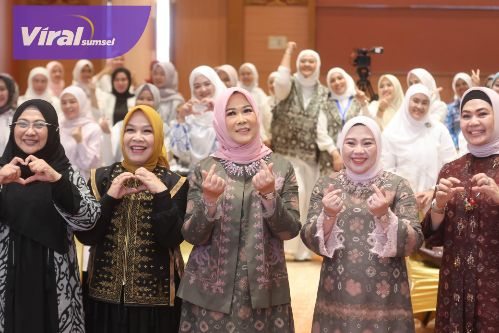Ketua TP PKK Sumsel Feby Deru Bersama Lidyawati Cik Ujang Kompak Hadiri Seminar Parenting dan Talkshow IIPK BSB. Foto : viralsumsel.com /win
