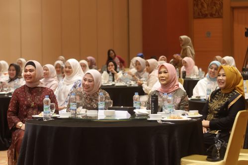 Ketua TP PKK Sumsel Feby Deru Bersama Lidyawati Cik Ujang Kompak Hadiri Seminar Parenting dan Talkshow IIPK BSB. Foto : viralsumsel.com /win