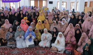 Dewi Sastrani Ratu Dewa Hadiri Halalbihalal dan Pengajian, Ajak Ibu-Ibu Palembang Aktif Bentuk Generasi Bertaqwa. Foto : viralsumsel.com /nto