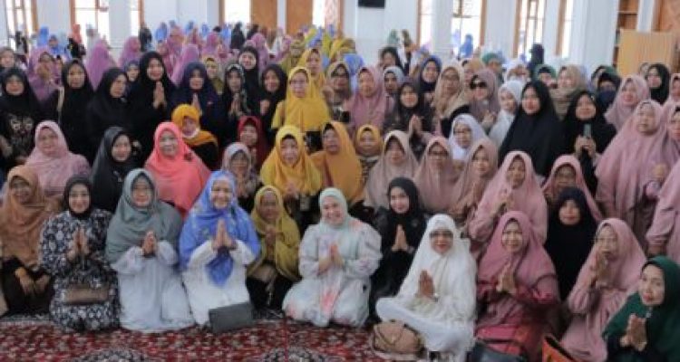 Dewi Sastrani Ratu Dewa Hadiri Halalbihalal dan Pengajian, Ajak Ibu-Ibu Palembang Aktif Bentuk Generasi Bertaqwa. Foto : viralsumsel.com /nto