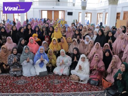 Dewi Sastrani Ratu Dewa Hadiri Halalbihalal dan Pengajian, Ajak Ibu-Ibu Palembang Aktif Bentuk Generasi Bertaqwa. Foto : viralsumsel.com /nto
