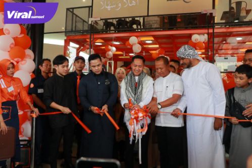 Ratu Dewa Apresiasi Almaz Fried Chicken, Dukung Ekonomi Palembang dan Kepedulian pada Palestina. Foto : viralsumsel.com /nto