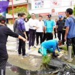 Wali Kota Prabumulih Pimpin Aksi Gotong Royong Bersihkan Saluran Air Rusak di Jalan Jenderal Sudirman. Foto : viralsumsel.com /man