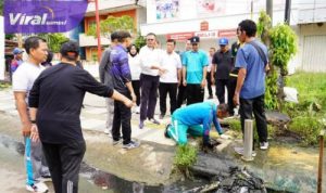 Wali Kota Prabumulih Pimpin Aksi Gotong Royong Bersihkan Saluran Air Rusak di Jalan Jenderal Sudirman. Foto : viralsumsel.com /man