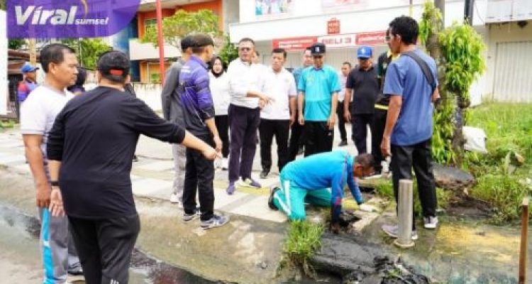 Wali Kota Prabumulih Pimpin Aksi Gotong Royong Bersihkan Saluran Air Rusak di Jalan Jenderal Sudirman. Foto : viralsumsel.com /man