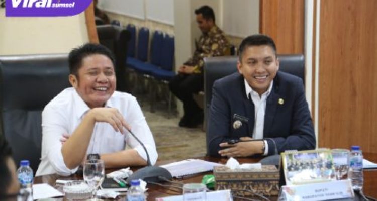 Gubernur Herman Deru Komitmen Bantu Perbaikan Infrastruktur Jalan dan Pembangunan RTLH di Kabupaten Ogan Ilir. Foto : viralsumsel.com /win