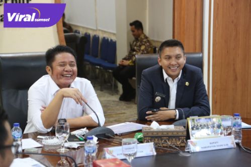 Gubernur Herman Deru Komitmen Bantu Perbaikan Infrastruktur Jalan dan Pembangunan RTLH di Kabupaten Ogan Ilir. Foto : viralsumsel.com /win