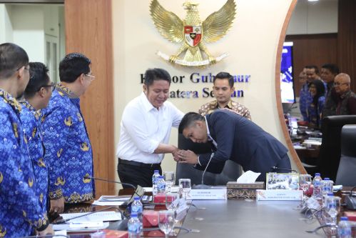 Gubernur Herman Deru Komitmen Bantu Perbaikan Infrastruktur Jalan dan Pembangunan RTLH di Kabupaten Ogan Ilir. Foto : viralsumsel.com /win