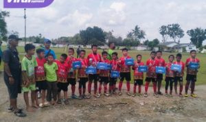 SSB Palembang Soccer Skills Persembahkan Trofi Perdana Pasca Lebaran. Foto : viralsumsel.com /win