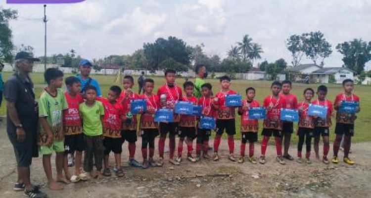 SSB Palembang Soccer Skills Persembahkan Trofi Perdana Pasca Lebaran. Foto : viralsumsel.com /win