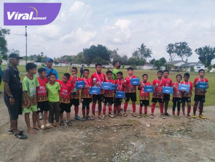 SSB Palembang Soccer Skills Persembahkan Trofi Perdana Pasca Lebaran. Foto : viralsumsel.com /win