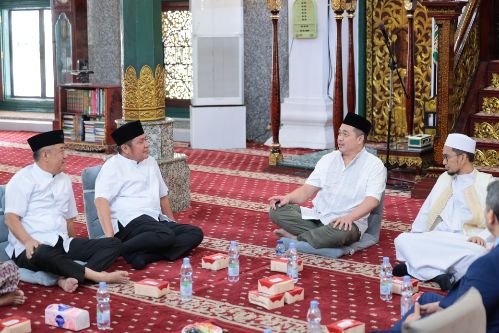 Gubernur Herman Deru dan Wagub Cik Ujang Hadiri Tabligh Akbar Satu Hari Bersama Al- Qur'an Bareng Ustadz Adi Hidayat. Foto : viralsumsel.com /win