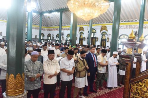 Gubernur Herman Deru dan Wagub Cik Ujang Hadiri Tabligh Akbar Satu Hari Bersama Al- Qur'an Bareng Ustadz Adi Hidayat. Foto : viralsumsel.com /win
