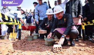 Gubernur Herman Deru Letakan Batu Pertama Pembangunan Jembatan Crossing Pipa Pertamina di Desa Benuang Talang Ubi Kabupaten Pali. Foto : viralsumsel.com /win