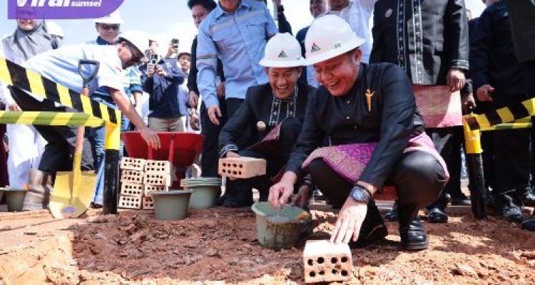 Gubernur Herman Deru Letakan Batu Pertama Pembangunan Jembatan Crossing Pipa Pertamina di Desa Benuang Talang Ubi Kabupaten Pali. Foto : viralsumsel.com /win