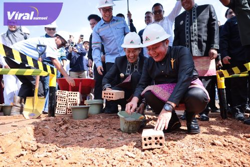 Gubernur Herman Deru Letakan Batu Pertama Pembangunan Jembatan Crossing Pipa Pertamina di Desa Benuang Talang Ubi Kabupaten Pali. Foto : viralsumsel.com /win