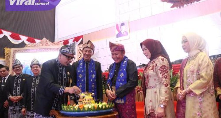 Gubernur Herman Deru Bersama Ketua TP PKK Sumsel Feby Deru Hadiri Paripurna HUT Kabupaten Pali ke-12 Tahun 2025. Foto : humas pemprov
