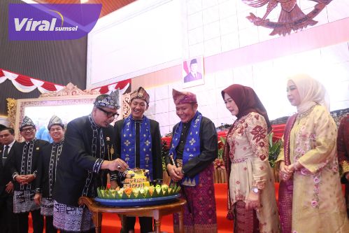Gubernur Herman Deru Bersama Ketua TP PKK Sumsel Feby Deru Hadiri Paripurna HUT Kabupaten Pali ke-12 Tahun 2025. Foto : humas pemprov