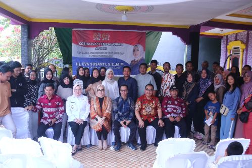 Senator Hj. Eva Susanti Ajak Warga Talang Kelapa Hayati dan Amalkan 4 Pilar Kebangsaan. Foto : viralsumsel.com /ril