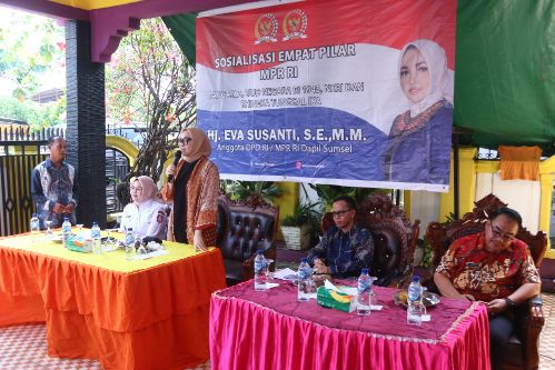 Senator Hj. Eva Susanti Ajak Warga Talang Kelapa Hayati dan Amalkan 4 Pilar Kebangsaan. Foto : viralsumsel.com /ril