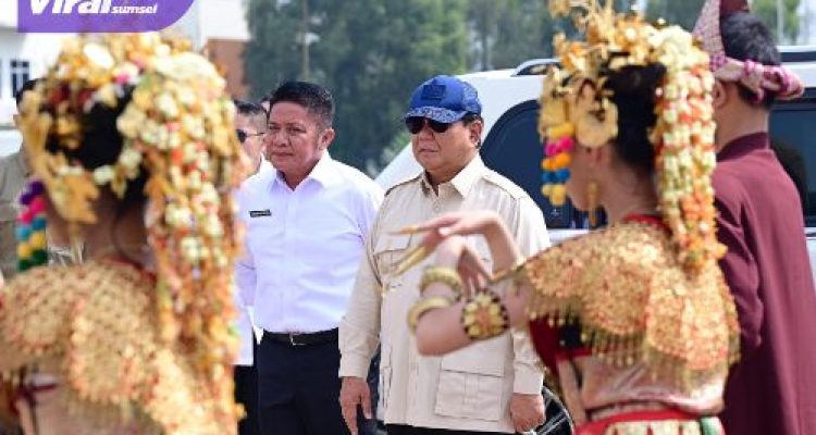 Gubernur Herman Deru Dampingi Presiden Prabowo Lakukan Tanam Padi Serentak 14 Provinsi Se-Indonesia di Desa Simpang Pelabuhan Dalam Ogan Ilir. Foto : viralsumsel.com /man