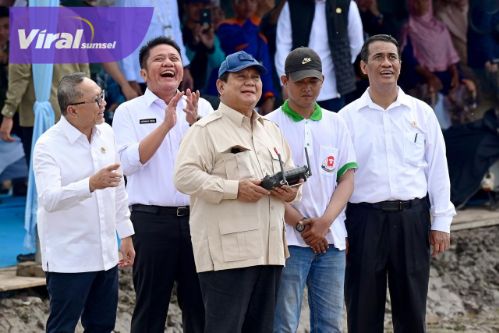 Presiden Prabowo Tebar Benih Padi Dengan Teknologi Drone Pada Lahan Oplah 105 Ribu Hektar di Ogan Ilir. Foto : viralsumsel.com /win